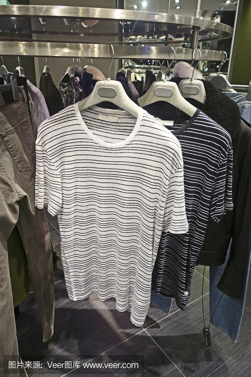 在時尚店里買襯衫